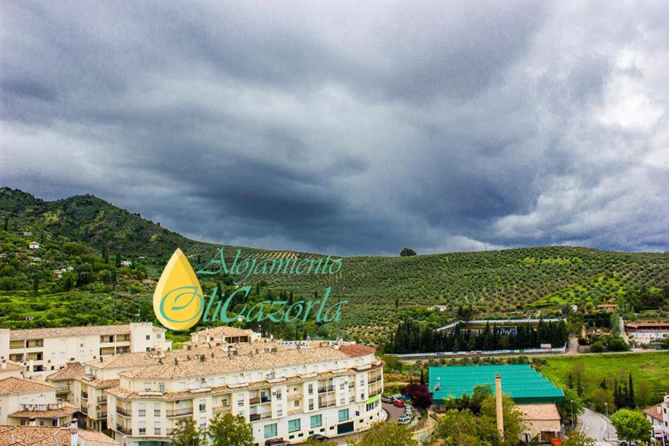 Vista de un hotel con una montaña al fondo. en Alojamiento OliCazorla, en Cazorla
