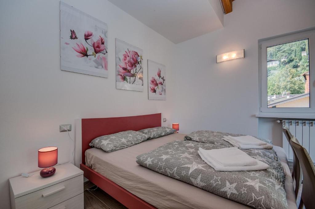 mała sypialnia z łóżkiem i oknem w obiekcie Appartamento Giada w Tremosine Sul Garda