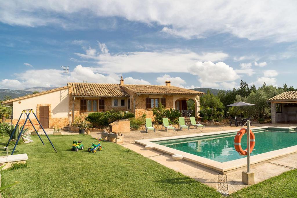 una casa con piscina en un patio en Finca Son Garreta, en Campanet