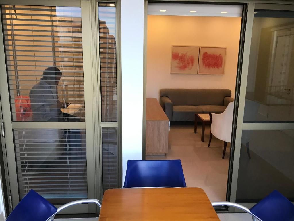  Flat com 65 metros; sala; duas suítes; cozinha Recém-reformado