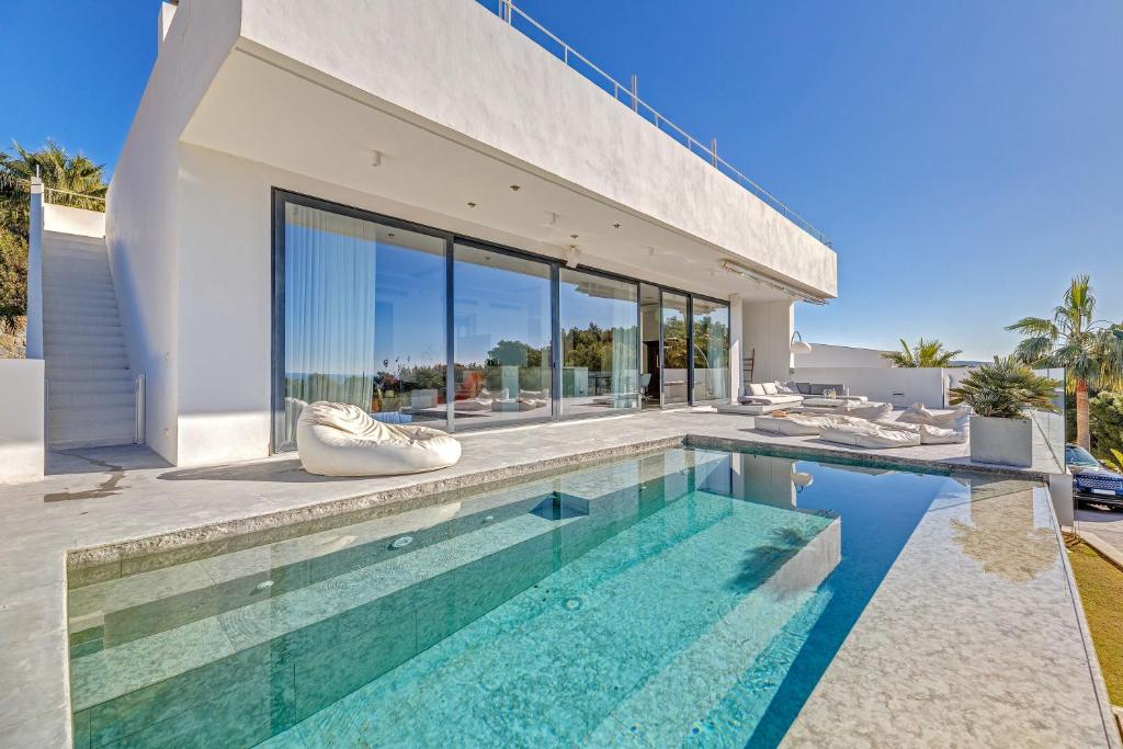 een zwembad voor een huis bij Casa Blanca En Bella Vista in Costa de la Calma
