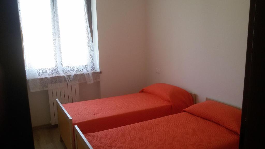 Łóżko lub łóżka w pokoju w obiekcie Appartamento Bella Cora