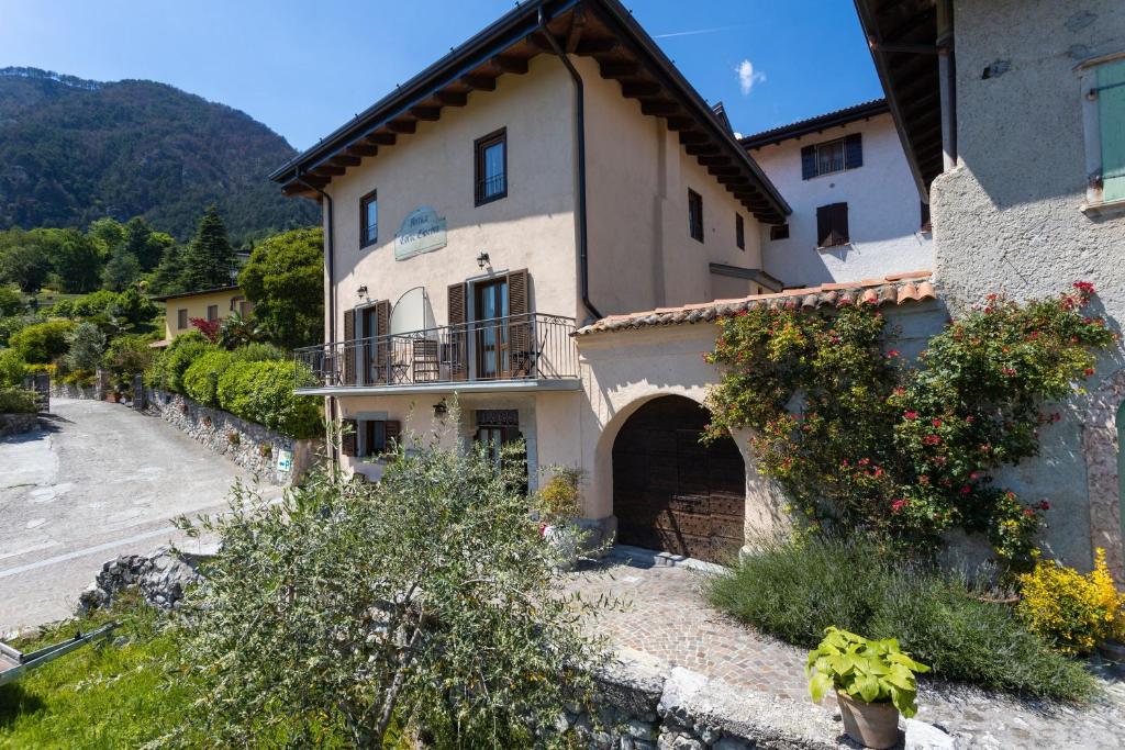 a building with a balcony on the side of it at Appartamento Ginevra in Tremosine Sul Garda