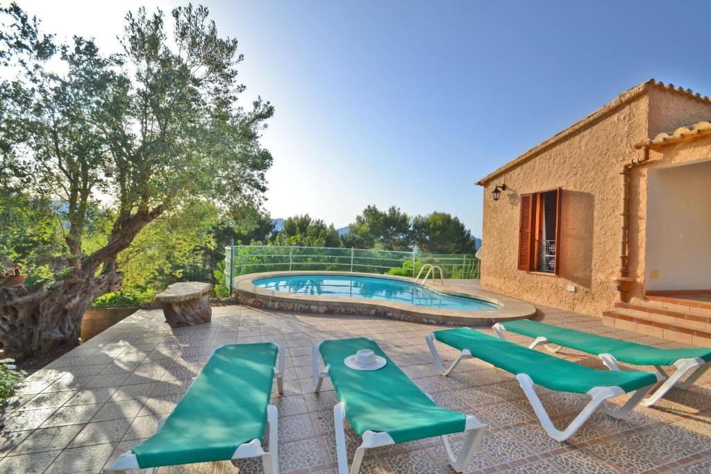 阿爾庫迪亞的住宿－Casa Maria，享有带游泳池的别墅的外部景致