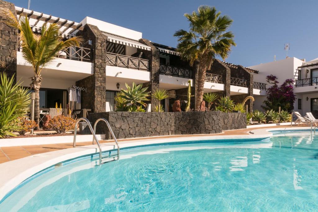 una piscina frente a un hotel en Apartamento Relax, en Puerto del Carmen
