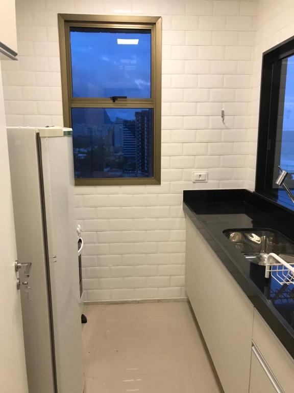  Flat com 65 metros; sala; duas suítes; cozinha Recém-reformado