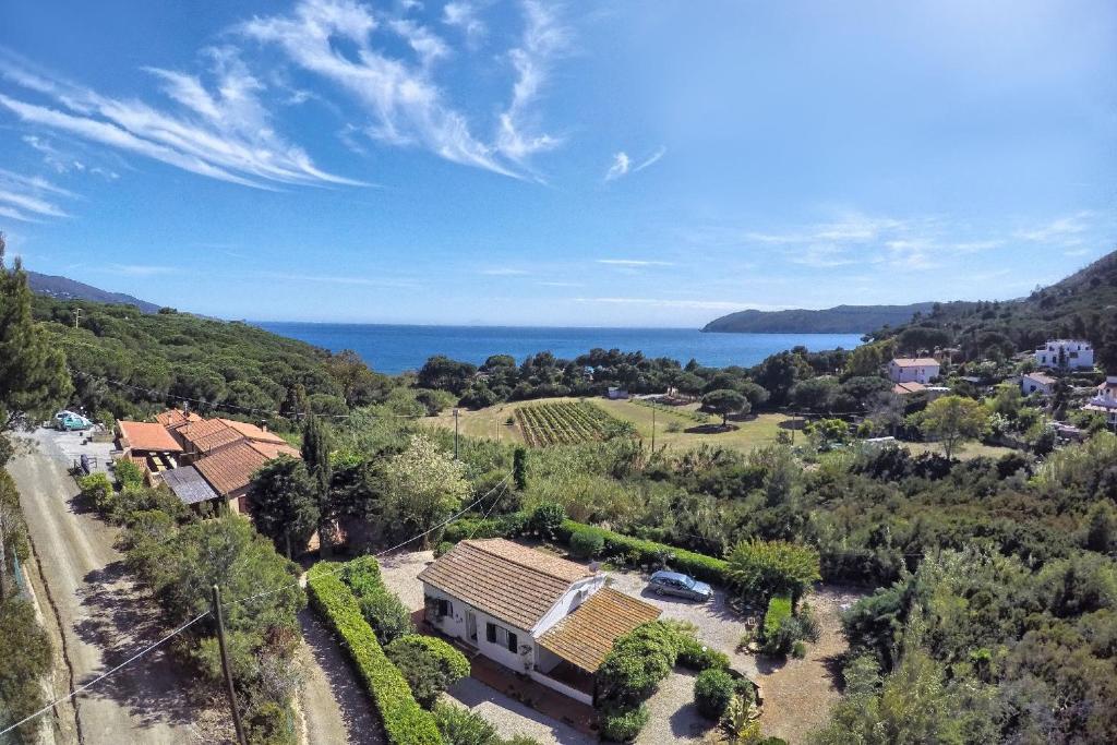 an aerial view of a house with the ocean in the background at Il giardino nel sole Bilo in Capoliveri