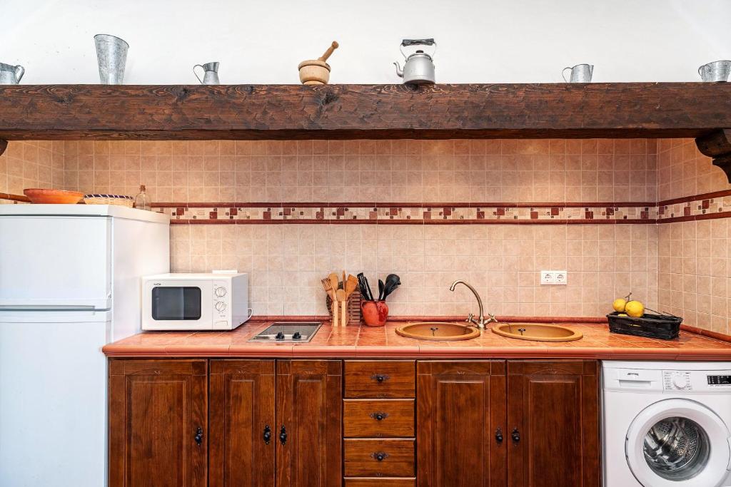 A kitchen or kitchenette at Cortijo Villa La Dehesa
