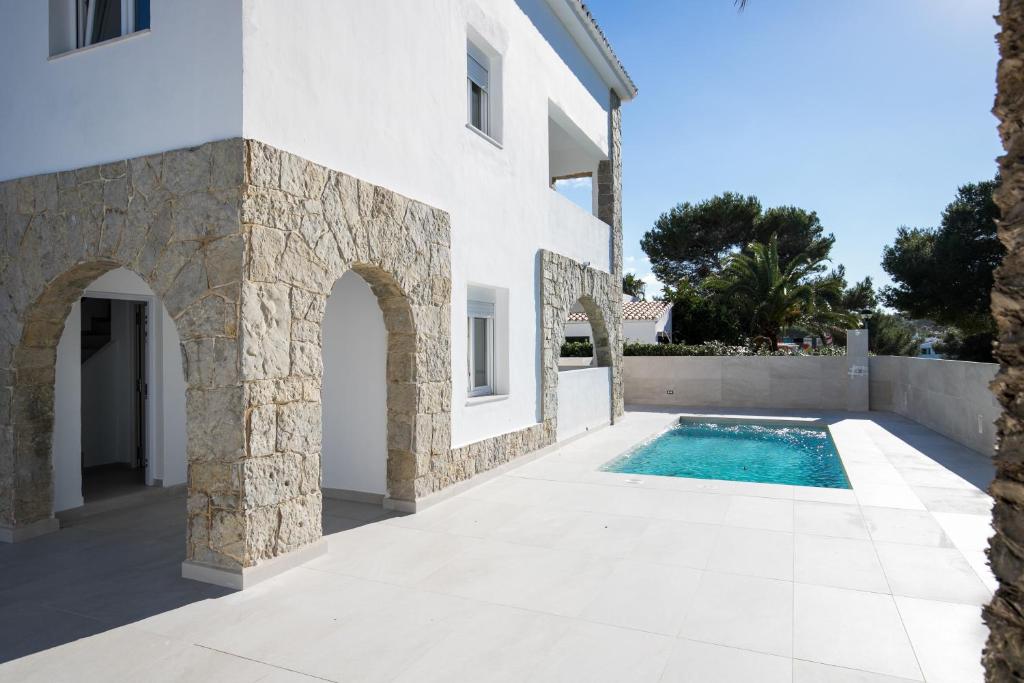 an external view of a house with a swimming pool at Apartamento Marei 1 in Cala Blanca