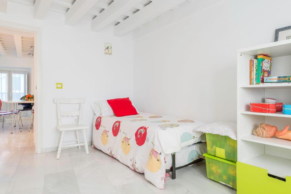 Posteľ alebo postele v izbe v ubytovaní Luminoso apartamento en el centro de Cádiz
