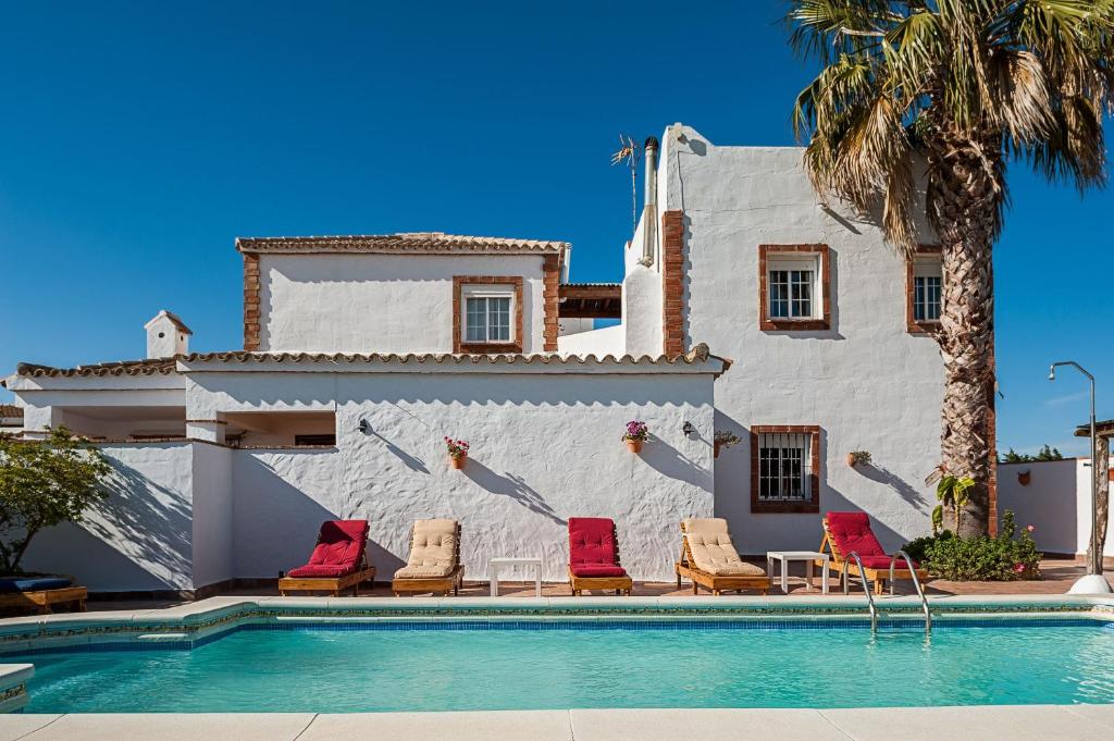 Villa con piscina frente a una casa en Casa Mayo, en Conil de la Frontera