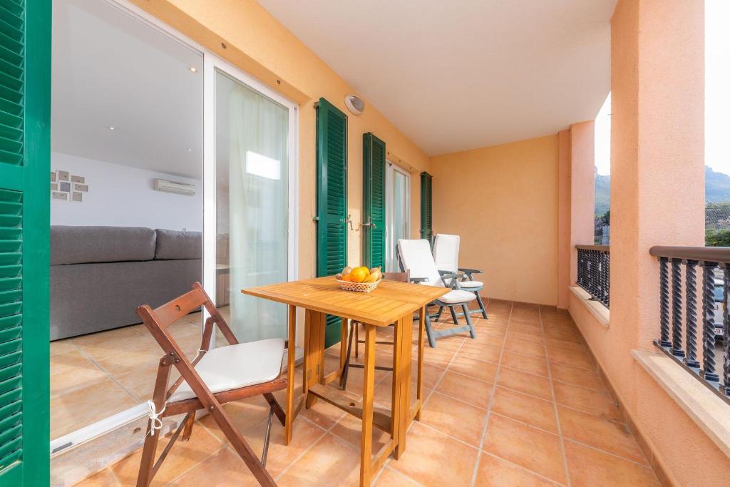 een eetkamer met een tafel en stoelen op een balkon bij Casa Vivers in Colonia de Sant Pere
