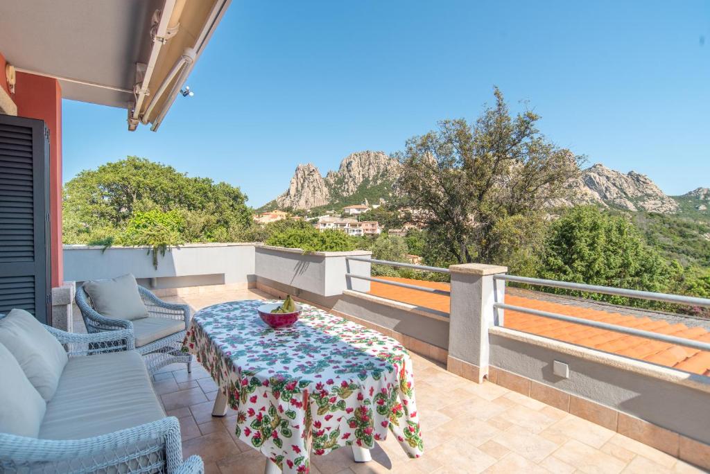 eine Terrasse mit einem Tisch und Stühlen auf dem Balkon in der Unterkunft Casa Fiorella in San Pantaleo