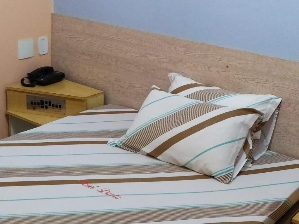 2 Betten mit Kissen auf einem Zimmer in der Unterkunft Hotel Dueto in São Bernardo do Campo