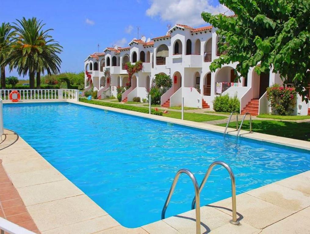 una gran piscina frente a una casa en Apartamentos Girasols Gardens Sup 2-f, en Son Bou