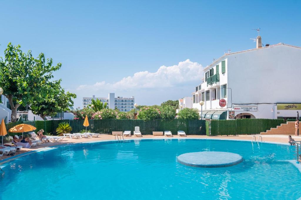 Bazén v ubytování Apartamento Cala Piques nebo v jeho okolí