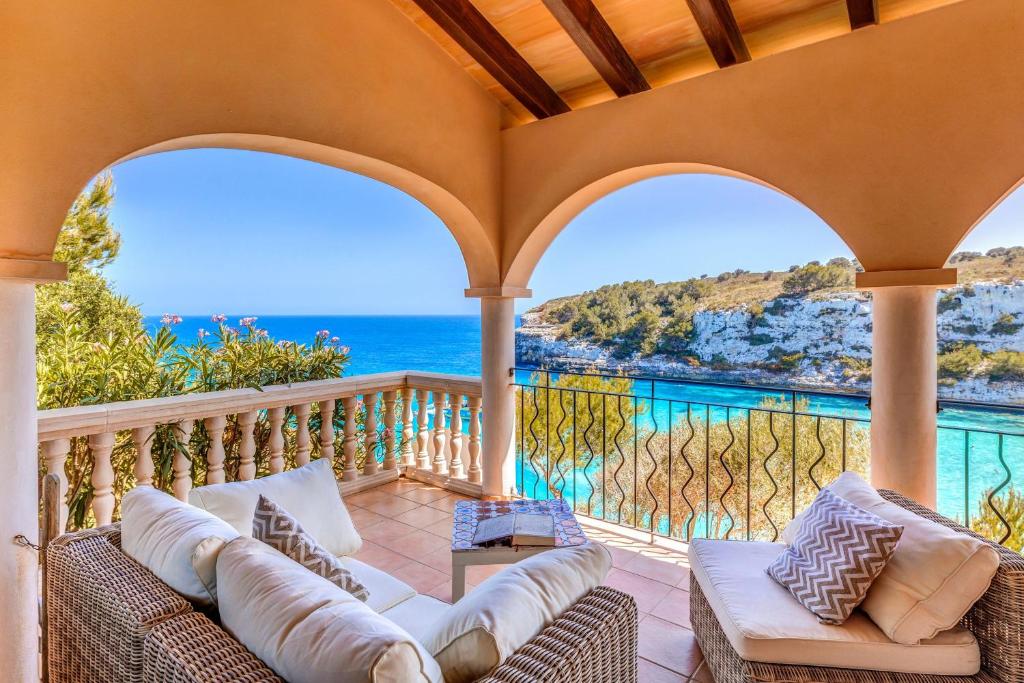 porche con sillas y vistas al océano en Villa Calima en Cala Romantica