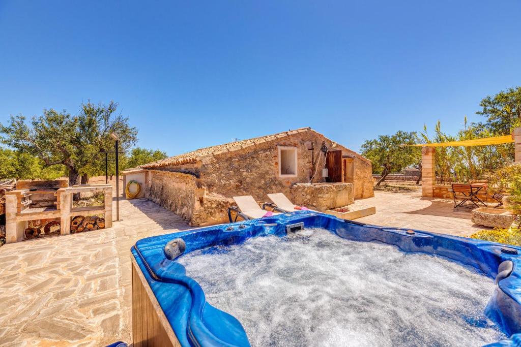 einen Pool im Hinterhof eines Hauses in der Unterkunft Casita Els Sestadors in Alquería Blanca