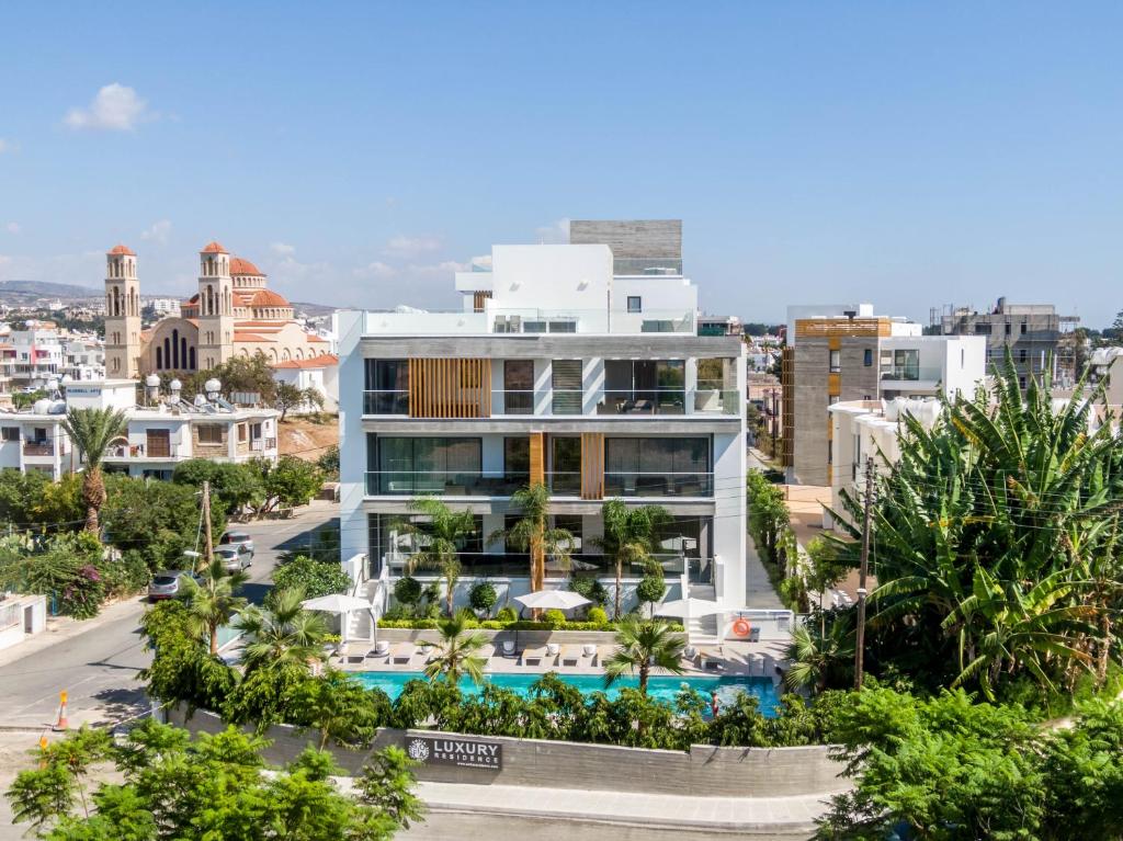 een luchtzicht op een gebouw met een zwembad bij SOFIA Luxury Residence in Paphos City