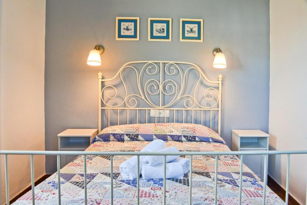 A bed or beds in a room at Casa entre Nerja y Frigiliana