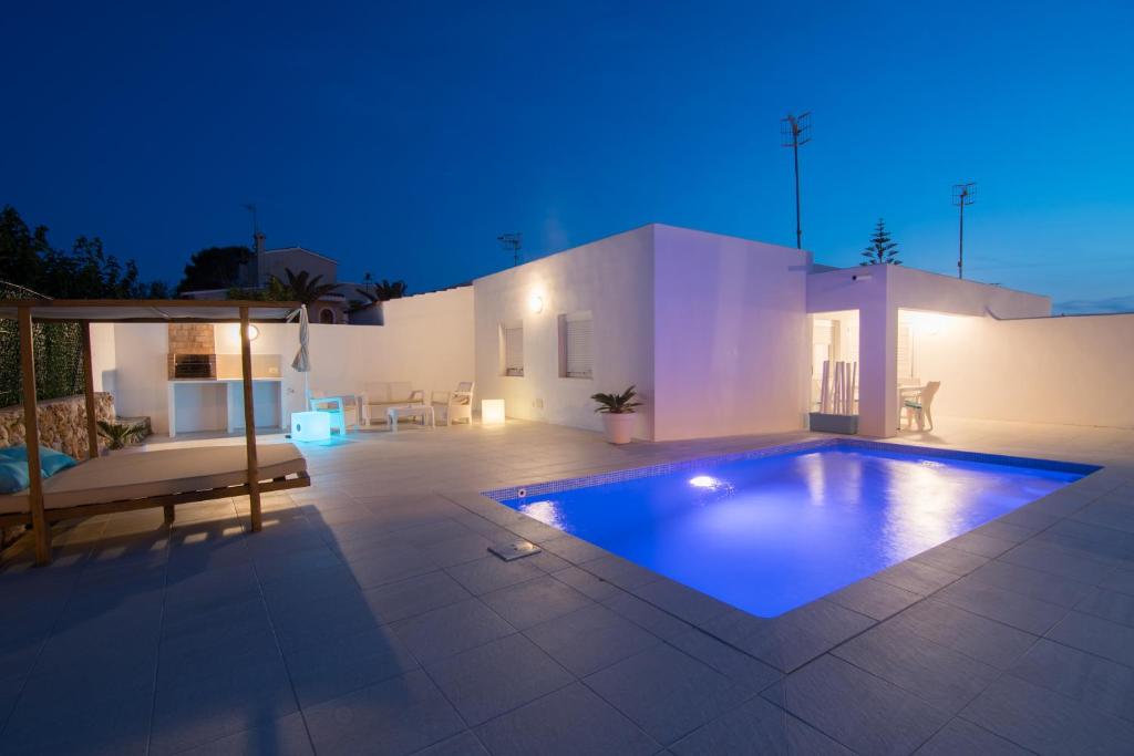 une maison avec une piscine la nuit dans l'établissement Villa Aday and Ixeia, à Cala Blanca