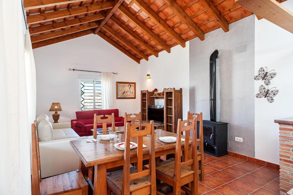 kuchnia i salon ze stołem i krzesłami w obiekcie Casa 3 - Mar y Sol w mieście Barbate