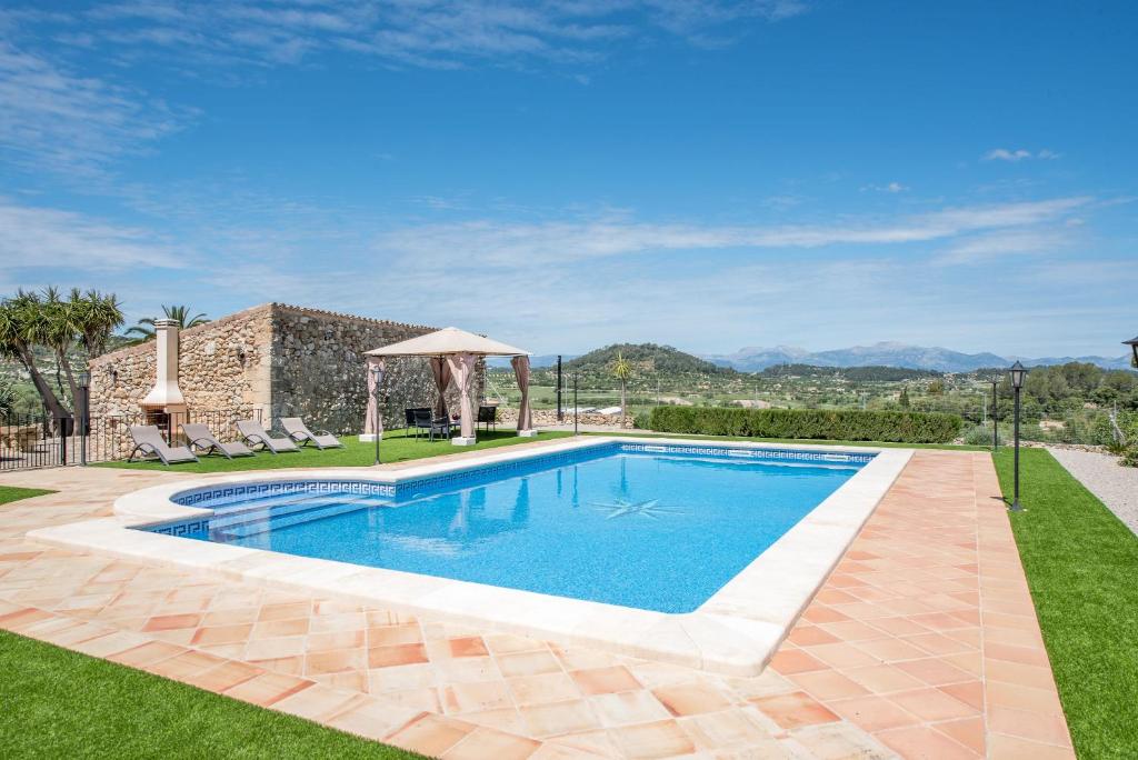 - l'image d'une piscine dans une villa dans l'établissement S'era de Son Roig, à Sant Joan