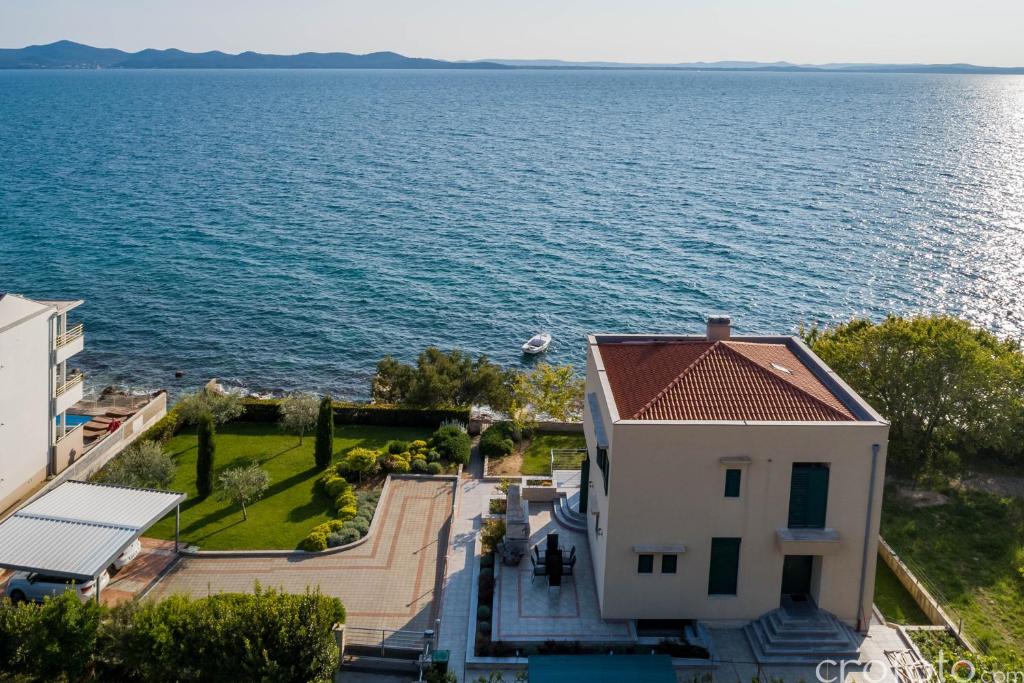 een luchtzicht op een huis naast het water bij Villa Niko in Kožino