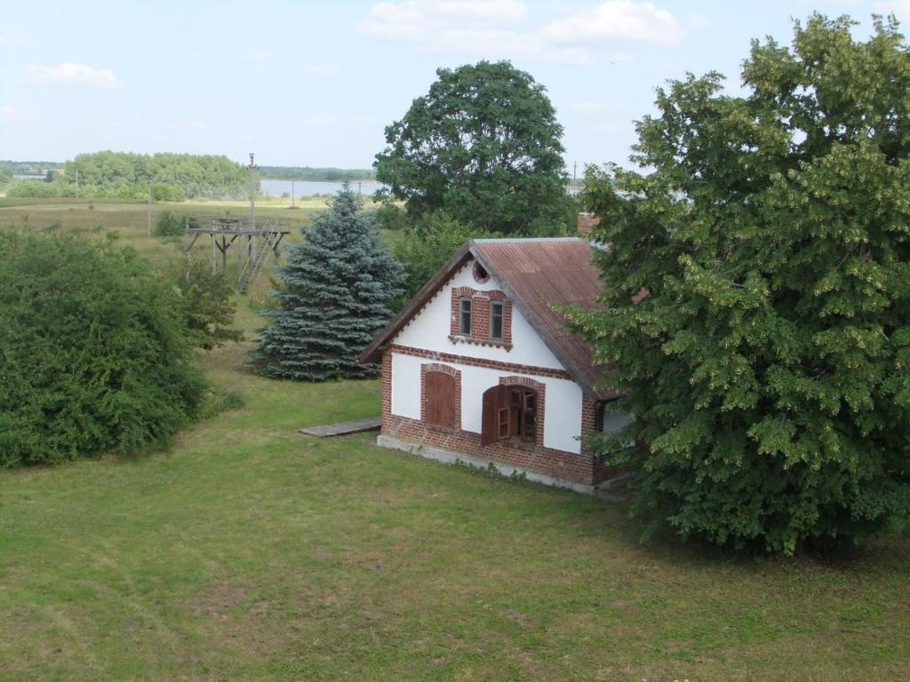une petite maison au milieu d'un champ dans l'établissement Sodyba Suvernų kaime, à Ventė