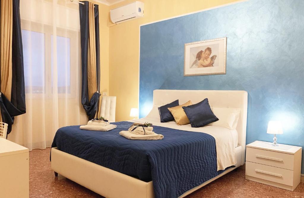 1 dormitorio con 1 cama con 2 toallas en La Città degli Dei, en Agrigento