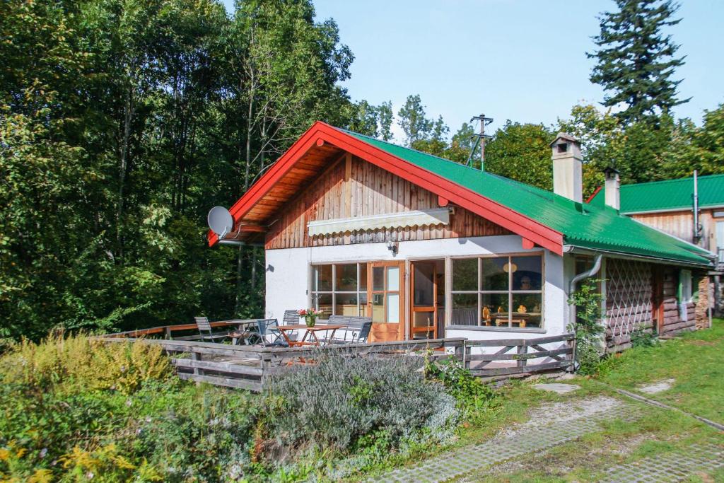 ein kleines Haus mit grünem Dach in der Unterkunft Chalet am Brand in Tegernsee