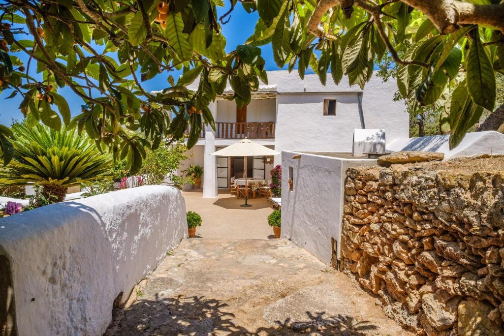 uitzicht op het huis vanuit de tuin bij Can Mariano des Puig in Sant Carles de Peralta