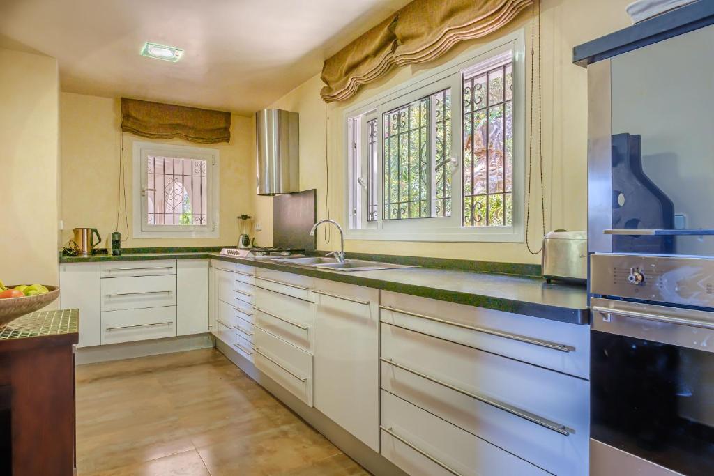A kitchen or kitchenette at Shangri-la