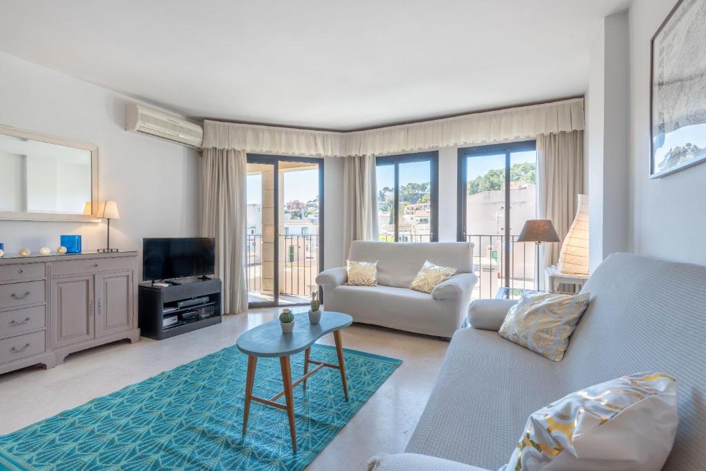 a living room with a couch and a table at Apartamento Oliver in Sóller