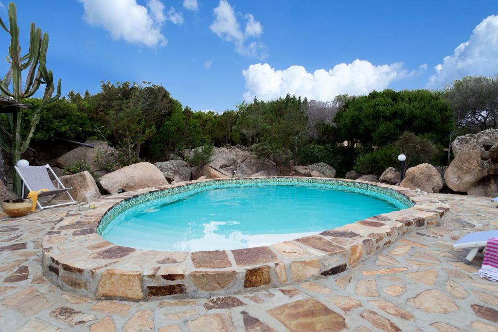 una gran piscina en un paisaje con rocas en Nido, en Monte Petrosu