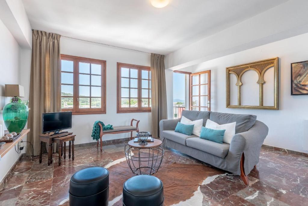 a living room with a couch and a tv at Bennassar 2 in Felanitx