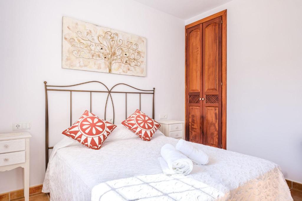 A bed or beds in a room at Casa Cristina Ibiza