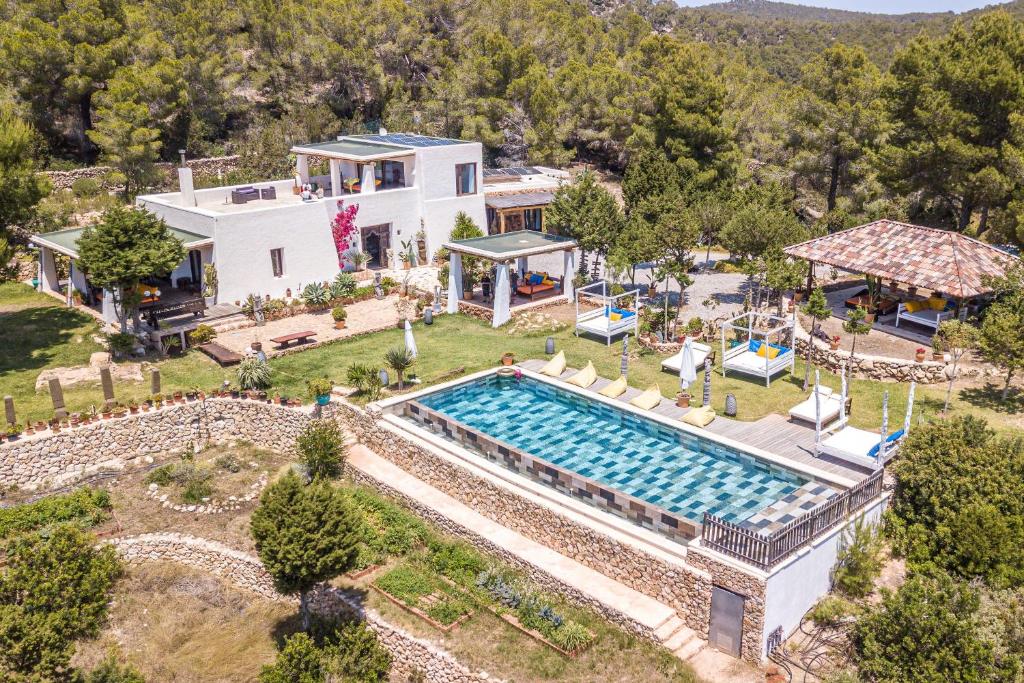 eine Luftansicht eines Hauses mit Pool in der Unterkunft Villa Sarahmuk in Sant Antoni de Portmany