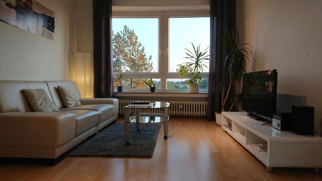ein Wohnzimmer mit einem Sofa und einem Tisch in der Unterkunft Apartment Weitblick Hannover in Hannover