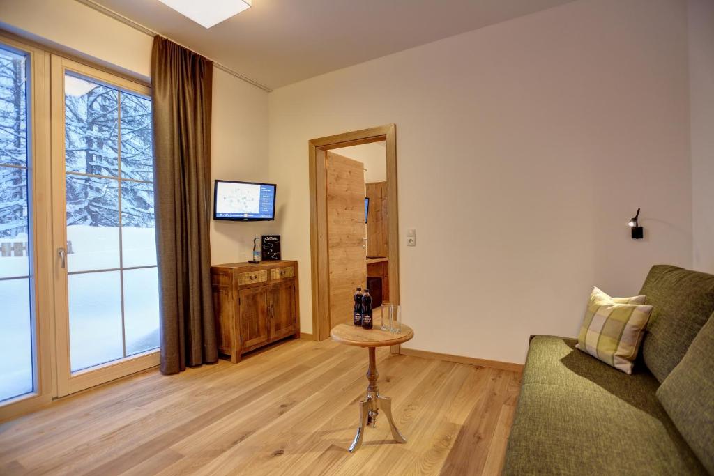 Televízia a/alebo spoločenská miestnosť v ubytovaní Kösslerhof
