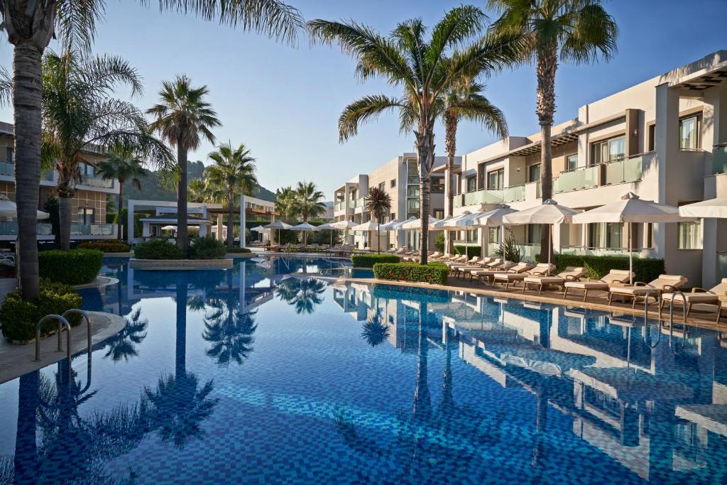 una piscina en un complejo con palmeras en Lesante Classic, a member of Preferred Hotels & Resorts en Tsilivi