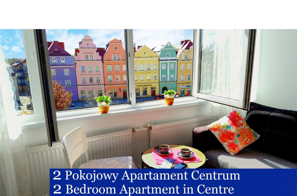 ブンツラウにあるApartament Przy Starówce - Stellaの窓が2つある部屋(正面にテーブル付)