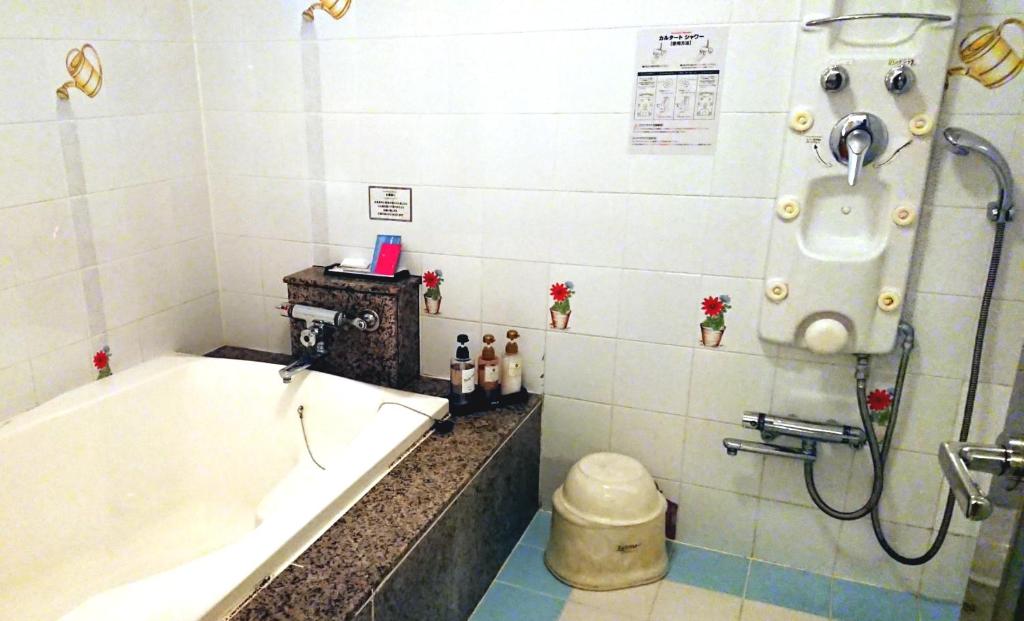 La salle de bains est pourvue d'une baignoire et d'une douche. dans l'établissement HOTEL CIMA Ⅱ ( Adult Only ), à Kotohira