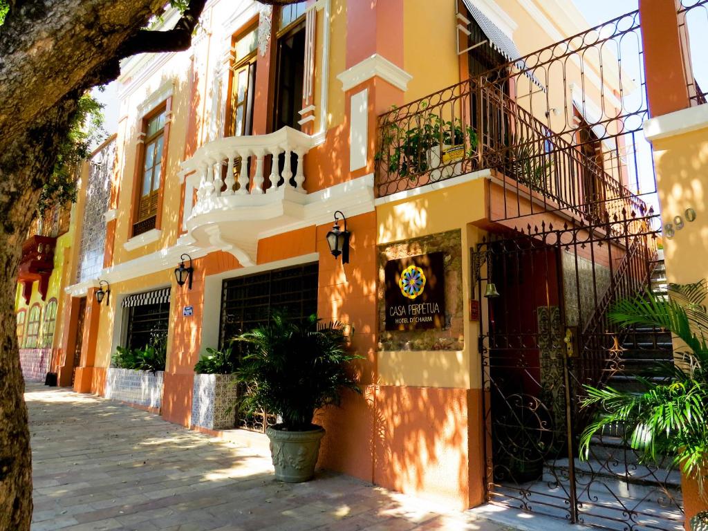 een geel en oranje gebouw met een balkon bij Casa Perpetua Hotel D Charm in Manaus