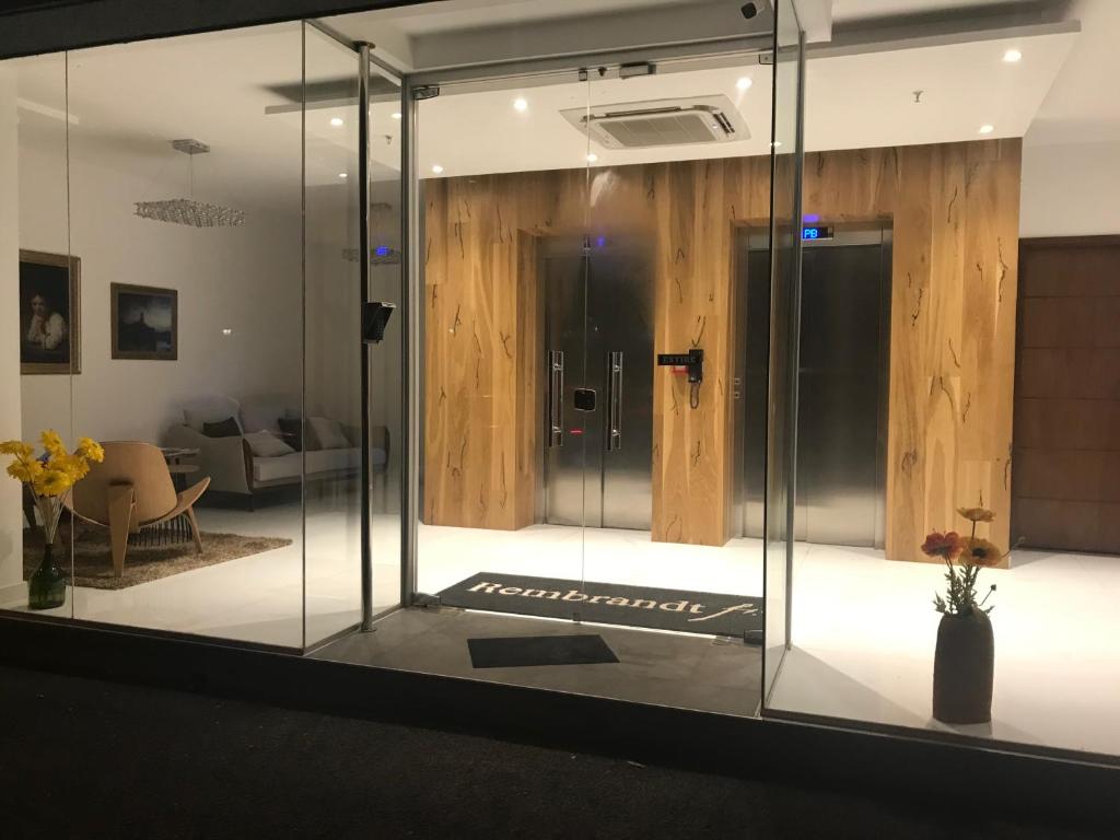 a glass case in a room with a living room at Departamento 1 habitación zona exclusiva in Asuncion