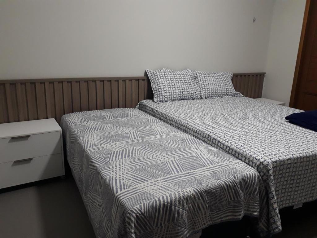 una piccola camera con letto e cassettiera di Vivendas da Serra Chalés a Martins