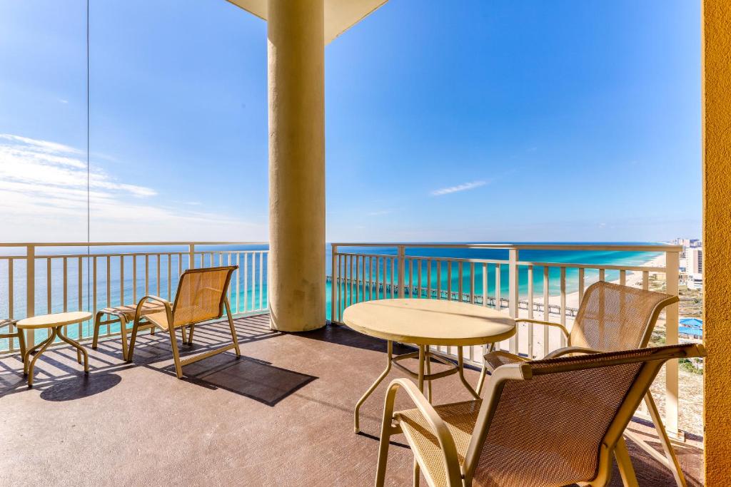d'un balcon avec une table et des chaises donnant sur l'océan. dans l'établissement Sterling Reef 1907, à Panama City Beach