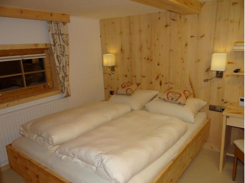 Posteľ alebo postele v izbe v ubytovaní Chalet - Direkt am 5 Sterne Campingplatz Aufenfeld im Zillertal mit Hallenbad und Sauna