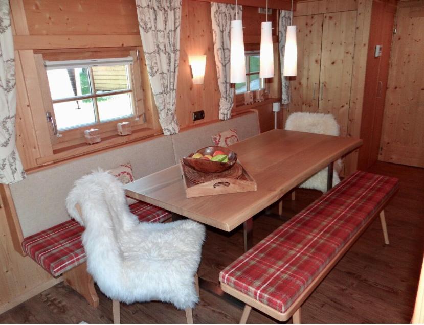 Posedenie v ubytovaní Chalet - Direkt am 5 Sterne Campingplatz Aufenfeld im Zillertal mit Hallenbad und Sauna