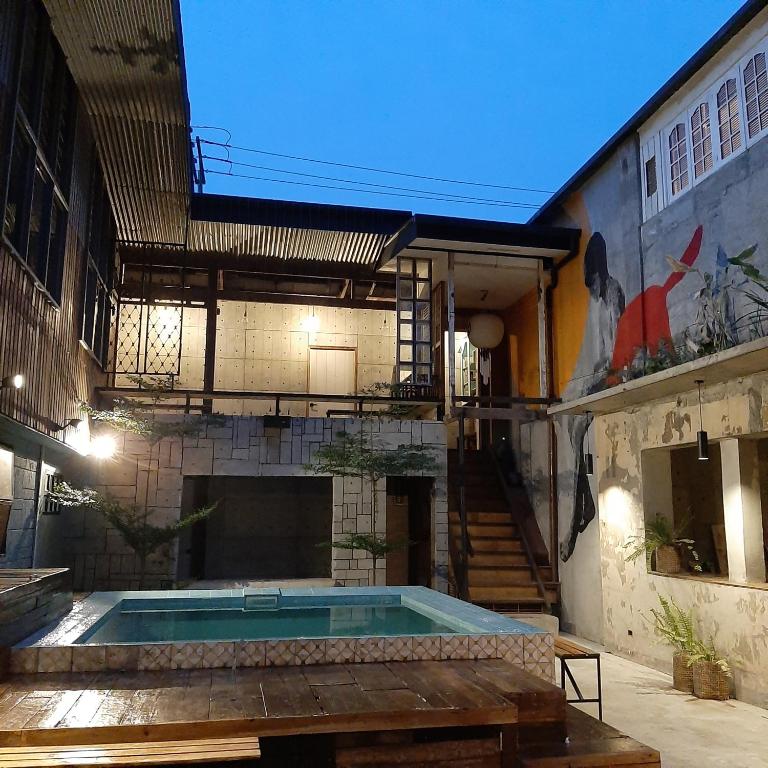 Bazén v ubytování The Flying Fish Hostel Cebu nebo v jeho okolí